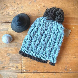 Merrell Trailhead Pom Beanie Unisex NWT In Altitude Chunky Knit Hat Tuque Hygge
